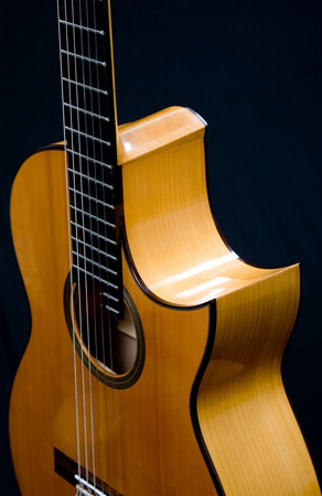 Verniz goma laca aplicado no corpo do violão